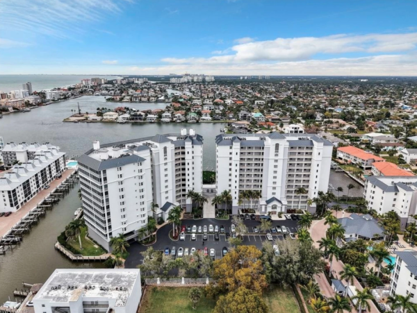 Spacious 3-Bedroom Condo in Naples - Renovated Resort-Style Amenities